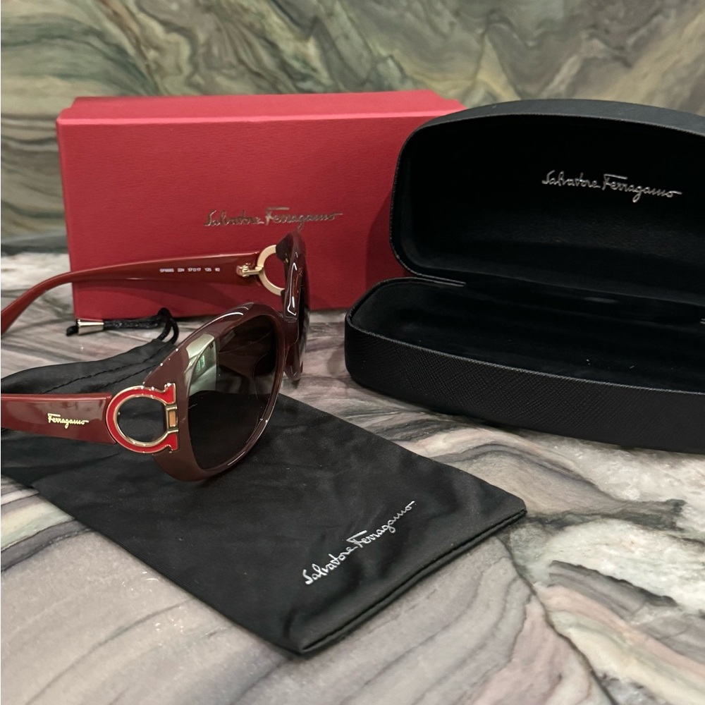 FERRAGAMO Gancini Sunglasses NIB Burgundy Dark Red & Gold Made in Italy - Picture 6 of 16
